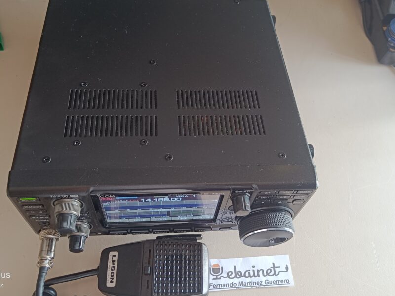 Icom Ic-7300 en su caja con asa lateral y asas metalicas. Micro dinamico amplific.