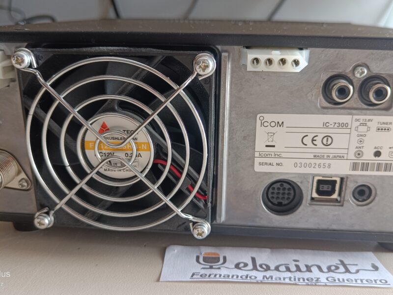 Icom Ic-7300 en su caja con asa lateral y asas metalicas. Micro dinamico amplific.